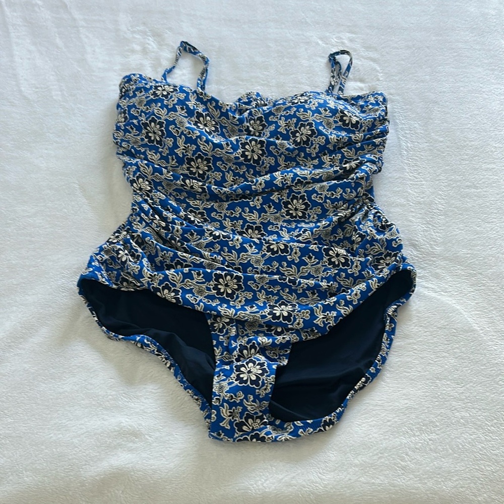 NWT J Crew Swimsuit w Ruched Bodice. Removable/Adjustable straps. Soft cups.